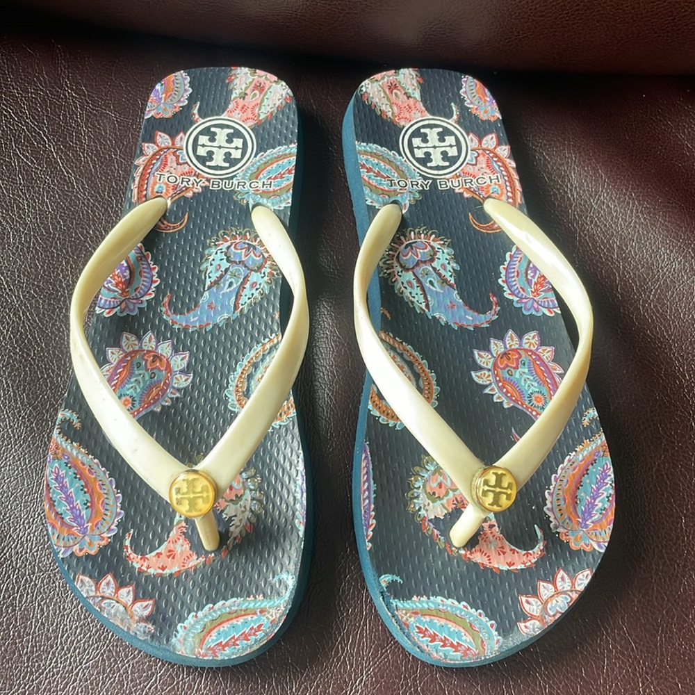 TORY BURCH flip flops! In great condition! 
Size: 6